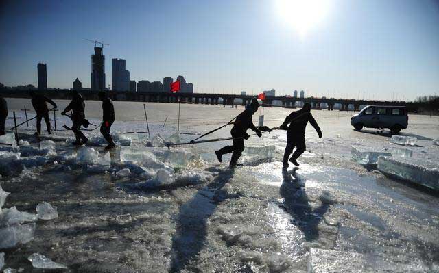 哈爾濱冬(dong)季采冰 采冰工具(ju)