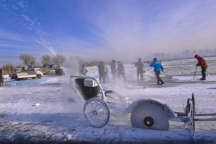 哈爾濱(bīn)冬季采冰 采冰(bīng)工具