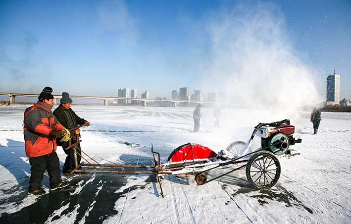 鋸冰(bing)車采冰工(gōng)具